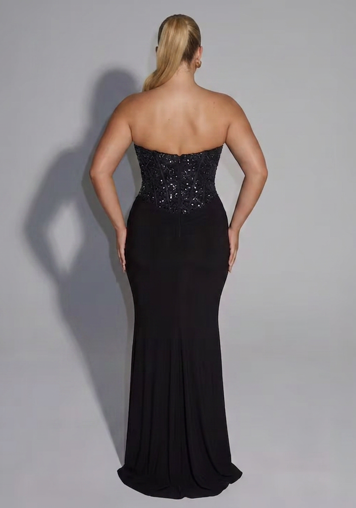 Robe de soirée longue sans bretelles ornée de corset drapé