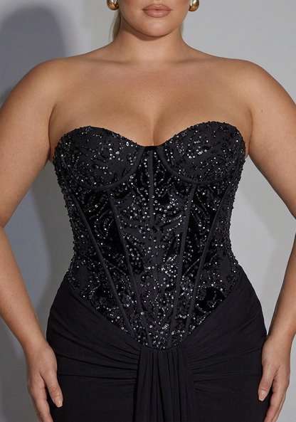 Robe de soirée longue sans bretelles ornée de corset drapé